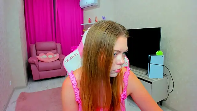 Strawberrye online show from June 18, 2026, 3:18 am