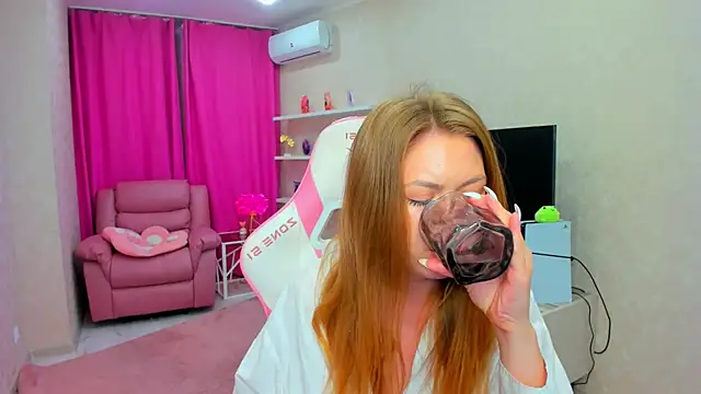 Strawberrye online show from June 24, 2026, 3:27 am