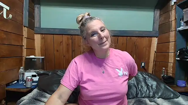 Snapshot of lisaxlovexxx chatting on May 17, 2026, 2:42 am lisaxlovexxx online show from May 17, 2026, 2:42 am