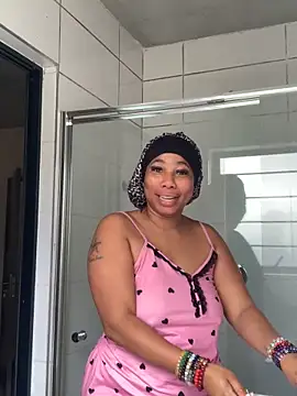 Snapshot of CurvyDesire1 chatting on October 17, 2025, 5:54 am CurvyDesire1 online show from October 17, 2025, 5:54 am