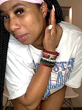 Snapshot of CurvyDesire1 chatting on October 23, 2025, 8:07 pm CurvyDesire1 online show from October 23, 2025, 8:07 pm