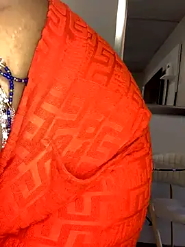 Snapshot of CurvyDesire1 chatting on October 29, 2025, 9:44 am CurvyDesire1 online show from October 29, 2025, 9:44 am