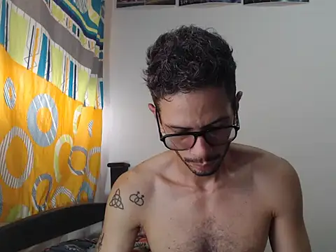 Snapshot of alisterxxx chatting on February 19, 2026, 5:20 pm alisterxxx online show from February 19, 2026, 5:20 pm