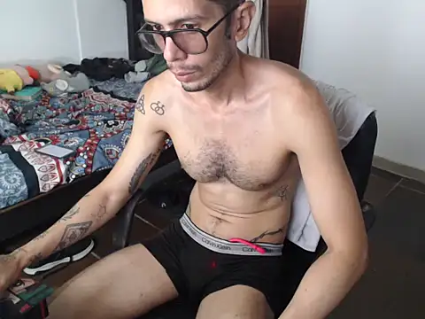 Snapshot of alisterxxx chatting on March 6, 2026, 2:46 pm alisterxxx online show from March 6, 2026, 2:46 pm