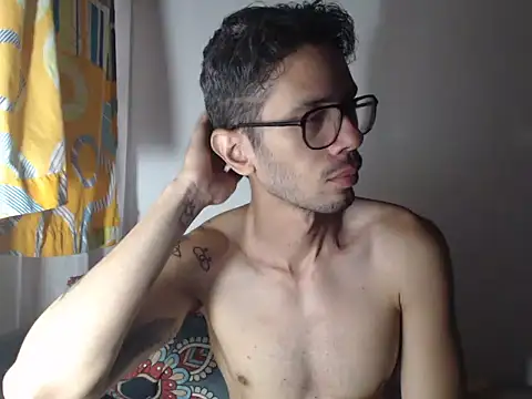 Snapshot of alisterxxx chatting on March 18, 2026, 12:52 pm alisterxxx online show from March 18, 2026, 12:52 pm