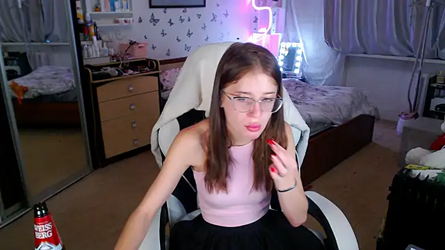 Snapshot of Kira_honeyy chatting on October 8, 2025, 6:00 am Kira honeyy online show from October 8, 2025, 6:00 am