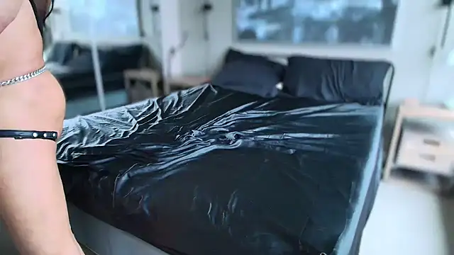 Snapshot of MikyFoxx chatting on December 16, 2025, 10:37 pm MikyFoxx online show from December 16, 2025, 10:37 pm