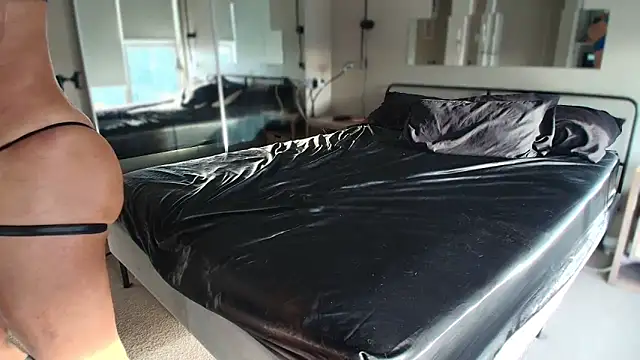 Snapshot of MikyFoxx chatting on December 17, 2025, 10:38 pm MikyFoxx online show from December 17, 2025, 10:38 pm