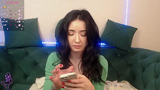 GlamKate online show from March 5, 2025, 4:46 pm