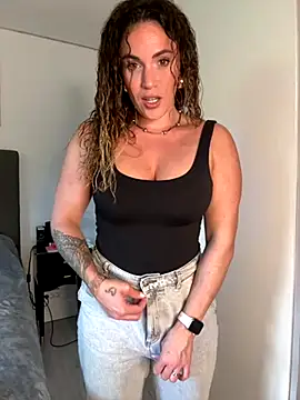 Snapshot of Clara-xoxo chatting on October 3, 2025, 12:57 pm Clara-xoxo online show from October 3, 2025, 12:57 pm