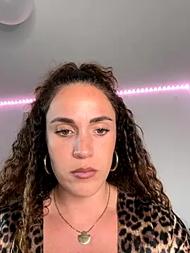 Snapshot of Clara-xoxo chatting on October 21, 2025, 2:18 pm Clara-xoxo online show from October 21, 2025, 2:18 pm