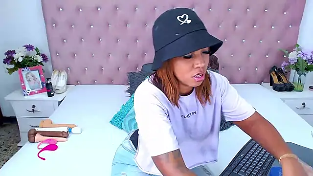 CharlotteWilliams online show from December 3, 2024, 12:46 am