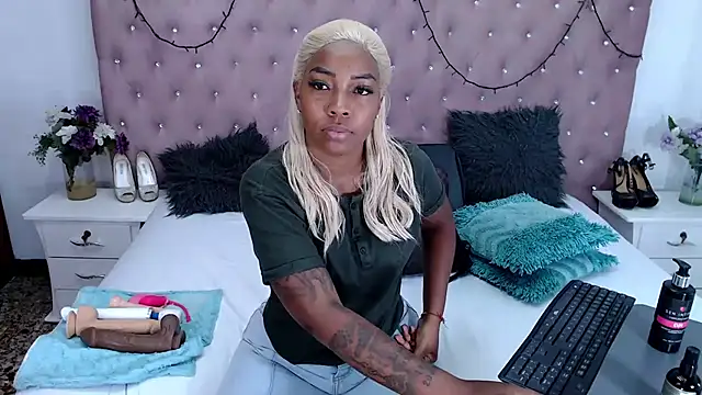 CharlotteWilliams online show from March 14, 2025, 7:34 pm