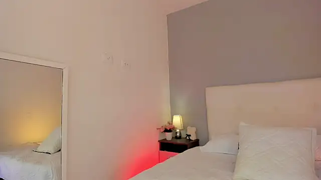 NataliaBuiles online show from November 21, 2025, 6:28 pm