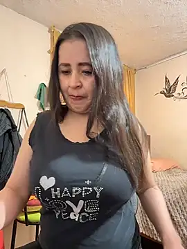 latinfemale online show from June 25, 2026, 10:36 pm