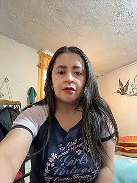 latinfemale online show from July 16, 2026, 9:32 pm