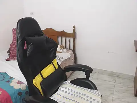 Snapshot of yeslluisa chatting on July 15, 2026, 8:14 pm yeslluisa online show from July 15, 2026, 8:14 pm