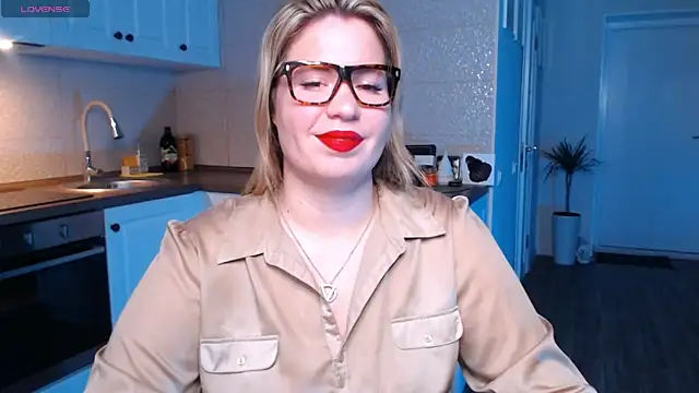 Snapshot of HotTiffani chatting on January 24, 2025, 8:13 am HotTiffani online show from January 24, 2025, 8:13 am