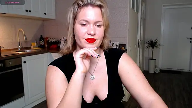 Snapshot of HotTiffani chatting on January 29, 2025, 9:44 am HotTiffani online show from January 29, 2025, 9:44 am