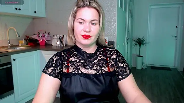 Snapshot of HotTiffani chatting on February 6, 2025, 8:39 am HotTiffani online show from February 6, 2025, 8:39 am