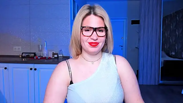 HotTiffani online show from January 18, 2026, 6:39 am