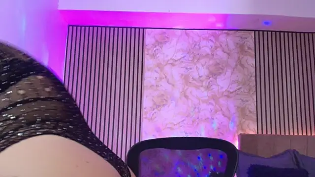 JuliRamirez online show from June 15, 2026, 12:18 pm