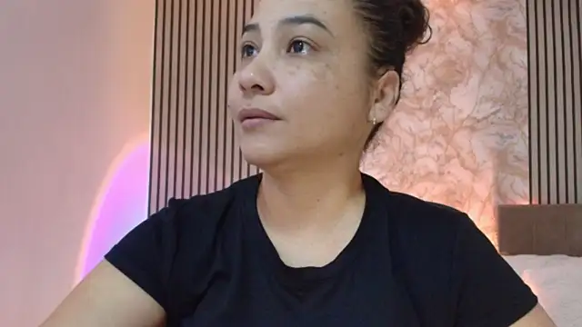JuliRamirez online show from August 3, 2026, 12:10 pm