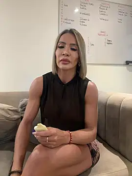 Snapshot of ChristieKroes chatting on February 18, 2025, 8:58 pm ChristieKroes online show from February 18, 2025, 8:58 pm