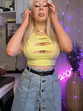 LaraHollywood online show from March 5, 2026, 7:59 am