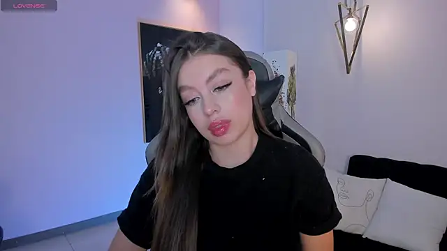 Snapshot of EllaClark chatting on December 9, 2024, 6:35 pm EllaClark online show from December 9, 2024, 6:35 pm