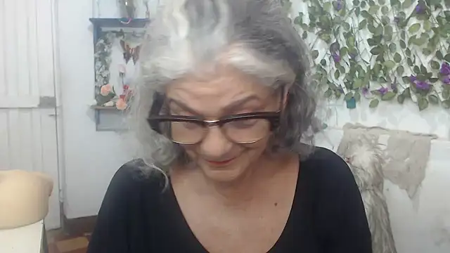 Snapshot of FunnyGrandma chatting on December 3, 2024, 11:24 pm FunnyGrandma online show from December 3, 2024, 11:24 pm