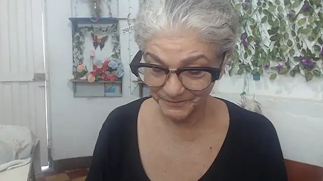 Snapshot of FunnyGrandma chatting on December 5, 2024, 7:06 pm FunnyGrandma online show from December 5, 2024, 7:06 pm