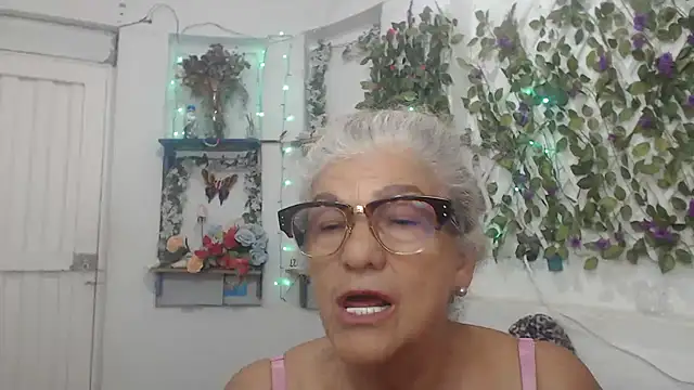 Snapshot of FunnyGrandma chatting on December 13, 2024, 2:21 am FunnyGrandma online show from December 13, 2024, 2:21 am