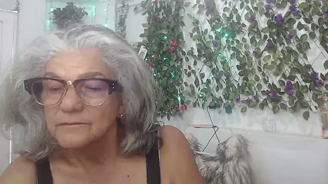 Snapshot of FunnyGrandma chatting on December 13, 2024, 8:47 pm FunnyGrandma online show from December 13, 2024, 8:47 pm