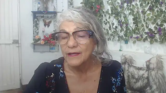 Snapshot of FunnyGrandma chatting on December 15, 2024, 12:18 am FunnyGrandma online show from December 15, 2024, 12:18 am