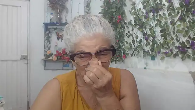 Snapshot of FunnyGrandma chatting on December 17, 2024, 12:23 am FunnyGrandma online show from December 17, 2024, 12:23 am