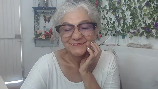 Snapshot of FunnyGrandma chatting on December 19, 2024, 4:13 pm FunnyGrandma online show from December 19, 2024, 4:13 pm