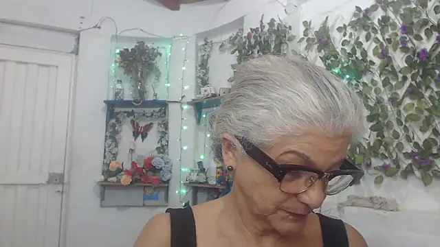 Snapshot of FunnyGrandma chatting on December 24, 2024, 1:49 am FunnyGrandma online show from December 24, 2024, 1:49 am
