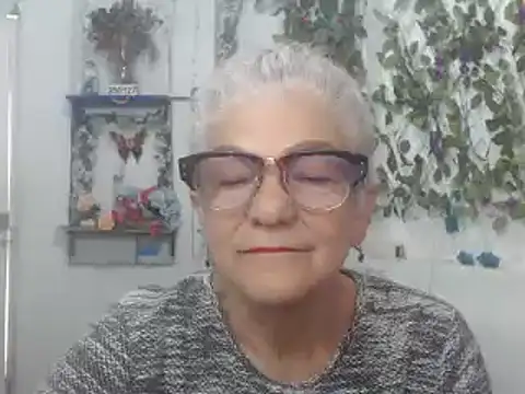 Snapshot of FunnyGrandma chatting on February 3, 2025, 6:39 pm FunnyGrandma online show from February 3, 2025, 6:39 pm