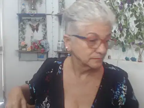 Snapshot of FunnyGrandma chatting on February 7, 2025, 6:24 pm FunnyGrandma online show from February 7, 2025, 6:24 pm