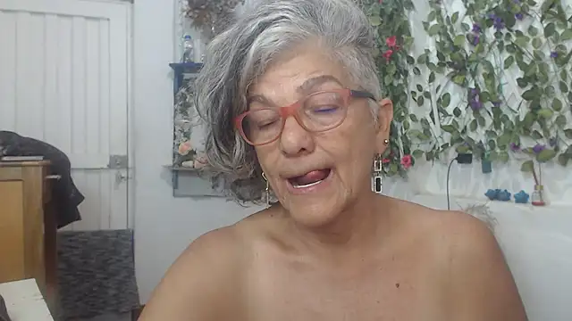Snapshot of FunnyGrandma chatting on February 12, 2025, 4:44 am FunnyGrandma online show from February 12, 2025, 4:44 am