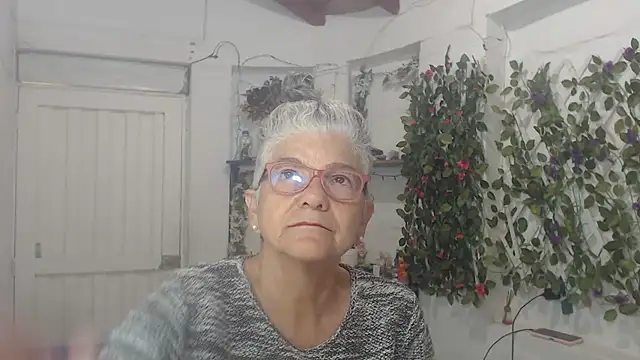 Snapshot of FunnyGrandma chatting on February 14, 2025, 4:15 am FunnyGrandma online show from February 14, 2025, 4:15 am