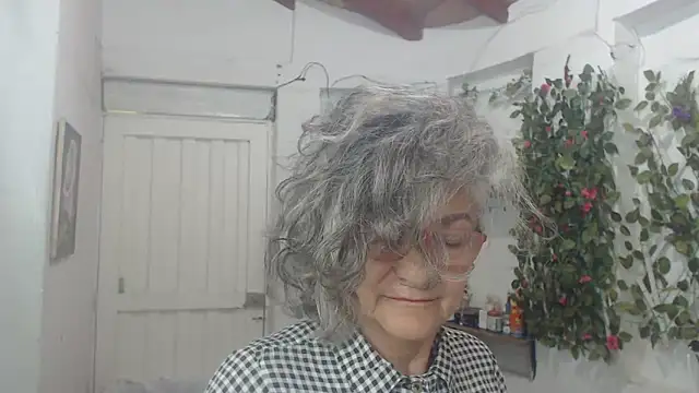 Snapshot of FunnyGrandma chatting on February 19, 2025, 1:29 am FunnyGrandma online show from February 19, 2025, 1:29 am