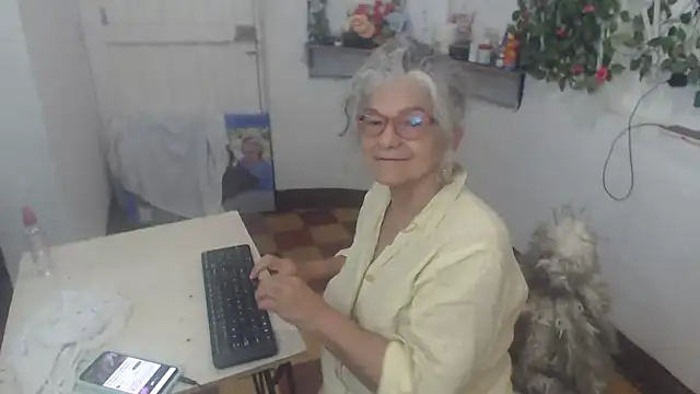 Snapshot of FunnyGrandma chatting on February 20, 2025, 3:12 am FunnyGrandma online show from February 20, 2025, 3:12 am