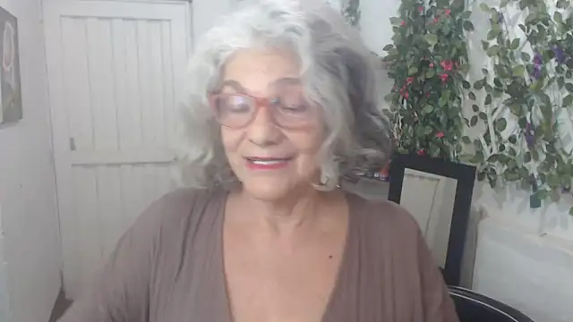 Snapshot of FunnyGrandma chatting on March 13, 2025, 11:49 pm FunnyGrandma online show from March 13, 2025, 11:49 pm