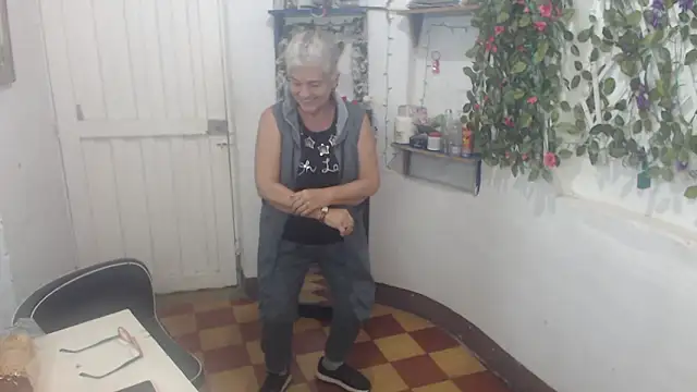 Snapshot of FunnyGrandma chatting on March 14, 2025, 11:53 pm FunnyGrandma online show from March 14, 2025, 11:53 pm