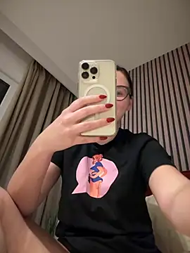 Snapshot of The_Snowwhitee chatting on October 12, 2025, 6:18 pm The Snowwhitee online show from October 12, 2025, 6:18 pm