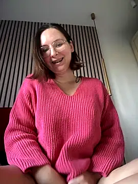 Snapshot of The_Snowwhitee chatting on October 25, 2025, 2:02 pm The Snowwhitee online show from October 25, 2025, 2:02 pm