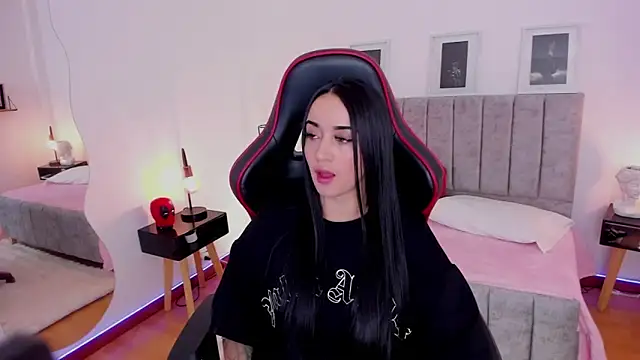 EmmyEvans1 online show from January 7, 2025, 7:17 pm