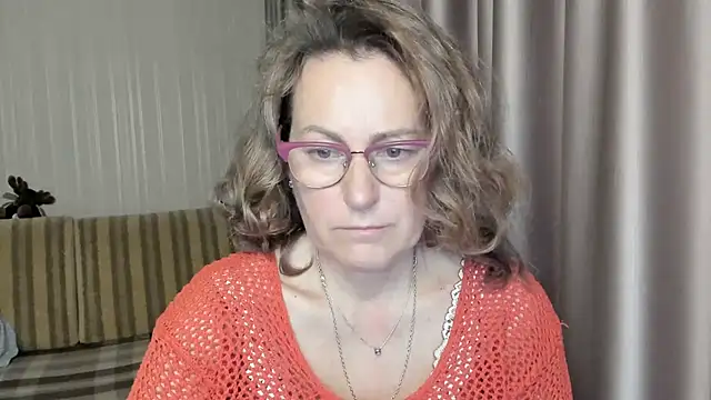 lauraoven online show from December 3, 2024, 8:27 am